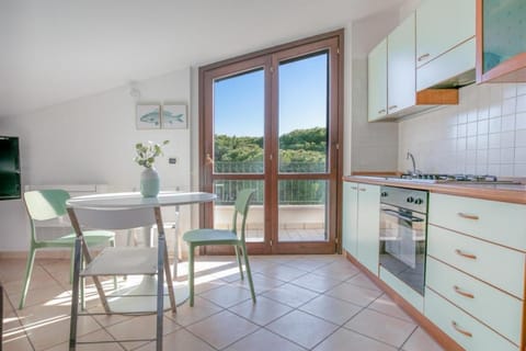 View (from property/room), Balcony/Terrace, Kitchen or kitchenette, Dining area, pet friendly, stove, air conditioner, air conditioner
