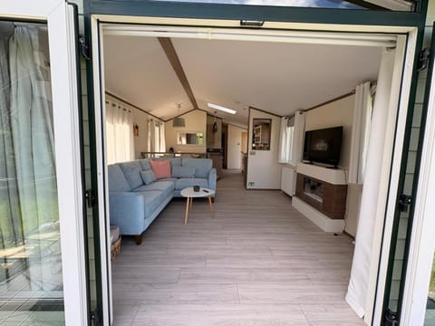 Communal lounge/ TV room, Day, TV and multimedia, View (from property/room), Balcony/Terrace, Living room, Seating area, Evening entertainment
