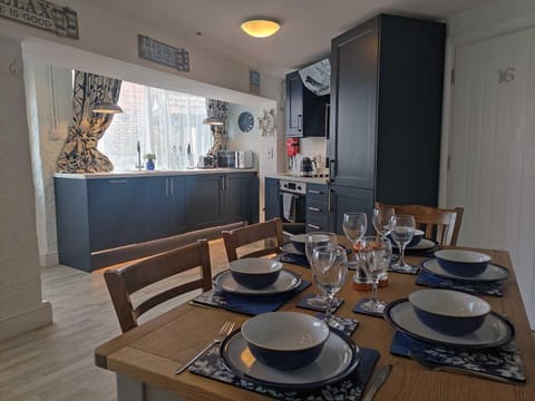 Kitchen or kitchenette, Dining area, minibar, pet friendly