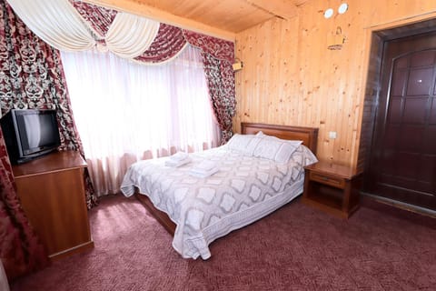 Bed, TV and multimedia, Bedroom