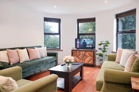 Property building, TV and multimedia, View (from property/room), Living room, Decorative detail, Seating area, flat iron, heating, internet