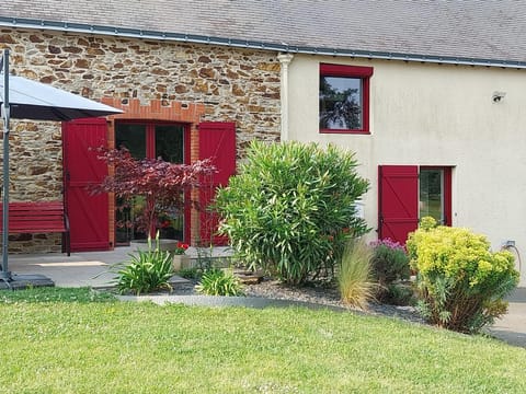 Property building, Garden, Balcony/Terrace, Garden view, Parking