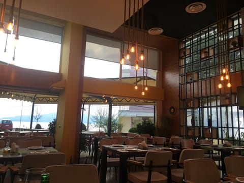 Restaurant/places to eat, Lounge or bar