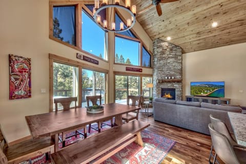 Day, TV and multimedia, Living room, Seating area, Dining area, fireplace, furniture