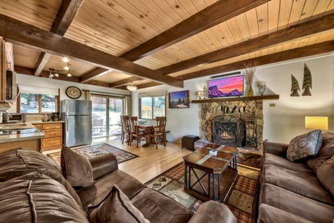 TV and multimedia, Living room, Seating area, Dining area, fireplace, furniture