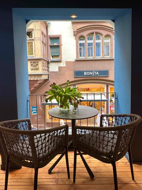 Property building, Day, Balcony/Terrace, Balcony/Terrace, Living room, Seating area