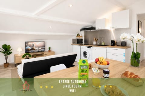 Communal lounge/ TV room, TV and multimedia, Kitchen or kitchenette, Dining area, stove