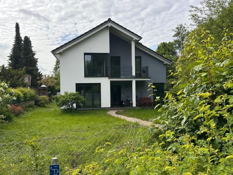 Property building, Garden, Balcony/Terrace, Garden view, Location, Parking