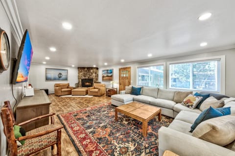 TV and multimedia, Living room, Seating area, Mountain view, fireplace, furniture