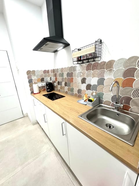 Kitchen or kitchenette, dishwasher, stove