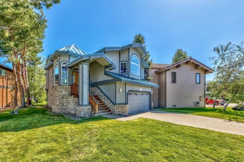 Property building, Day, Neighbourhood, Natural landscape, Parking