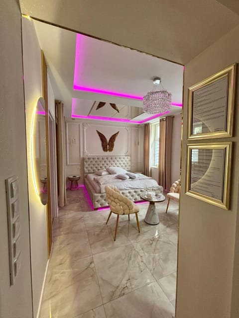 Bed, Living room, Photo of the whole room, Seating area, Bedroom