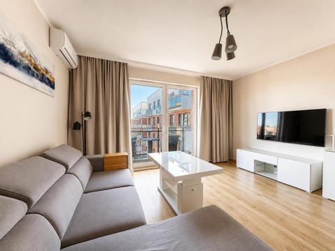 Communal lounge/ TV room, TV and multimedia, Living room, Seating area, Evening entertainment, air conditioner