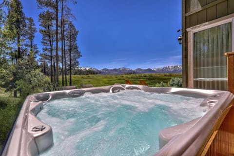 Property building, Day, Natural landscape, Hot Tub, Mountain view