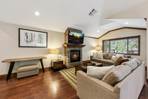 TV and multimedia, Living room, Seating area, fireplace, furniture