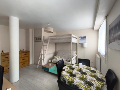 TV and multimedia, Seating area, bunk bed