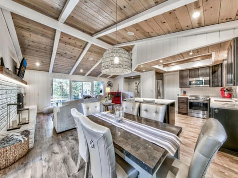 Day, Kitchen or kitchenette, Living room, Seating area, Dining area, fireplace, furniture, kitchen