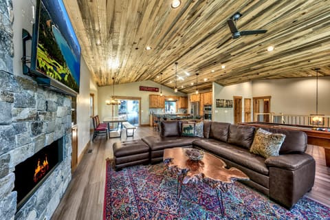 TV and multimedia, Kitchen or kitchenette, Living room, Bedroom, fireplace, furniture