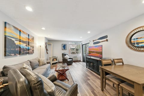 Day, TV and multimedia, Living room, Seating area, Dining area, fireplace, furniture, air conditioner