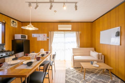 Communal lounge/ TV room, TV and multimedia, Living room, Dining area, air conditioner
