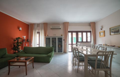 Communal lounge/ TV room, Balcony/Terrace, Living room, Landmark view