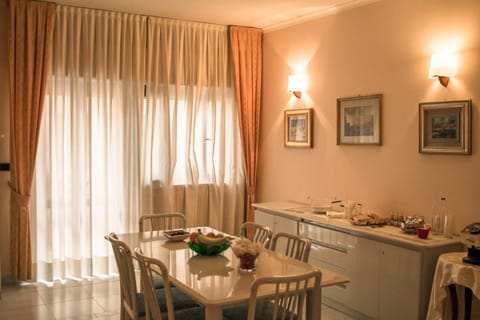 Coffee/tea facilities, Dining area