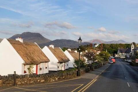 The Hut at Baywatch Bed & Breakfast Apartment in County Mayo