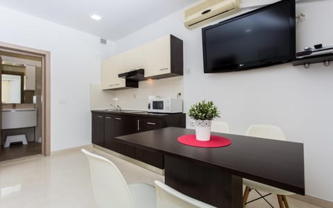 Coffee/tea facilities, Kitchen or kitchenette, Decorative detail, Dining area