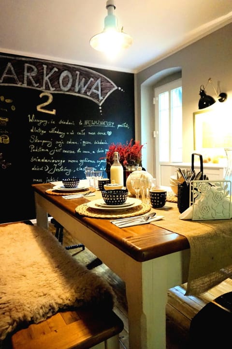 Day, Dining area