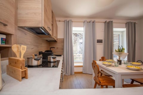 Coffee/tea facilities, Kitchen or kitchenette, Living room, stove