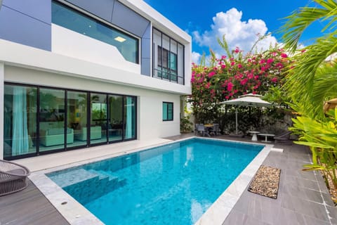 Property building, Garden, Garden view, Pool view, Swimming pool