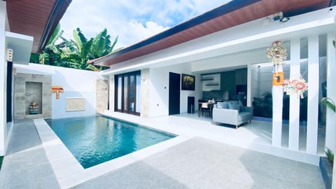 Property building, Pool view, Swimming pool, sunbed