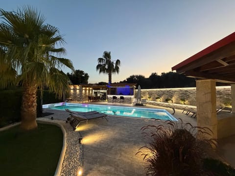 Swimming pool, sunbed