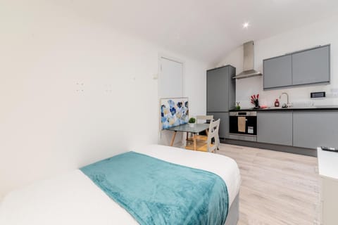 Bed, Kitchen or kitchenette, Bedroom, oven, stove