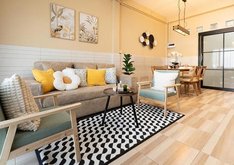 Restaurant/places to eat, Living room, Seating area, Dining area