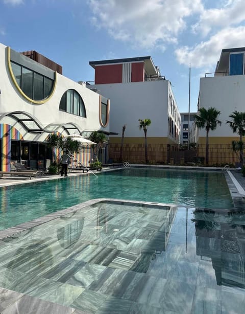 Day, Swimming pool, sunbed