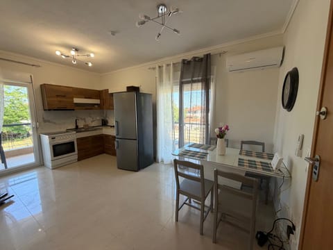 Kitchen or kitchenette, Dining area, oven, stove, air conditioner
