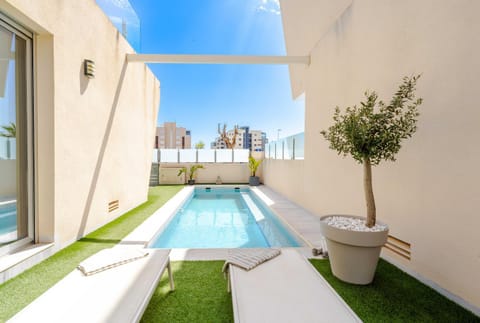 Patio, Swimming pool, sunbed