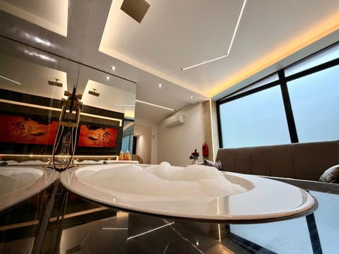 Garden, Hot Tub