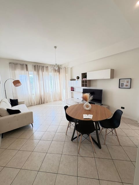 Living room, Photo of the whole room, Dining area, air conditioner