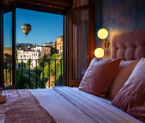 Bed, View (from property/room), Bedroom, City view