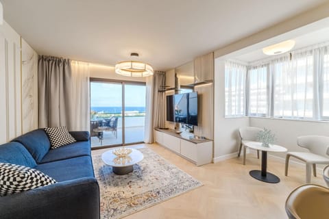 TV and multimedia, Living room, Photo of the whole room, Seating area, Dining area, Evening entertainment