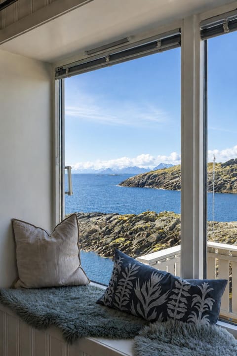 View (from property/room), Balcony/Terrace, Living room, Seating area, Mountain view, Sea view