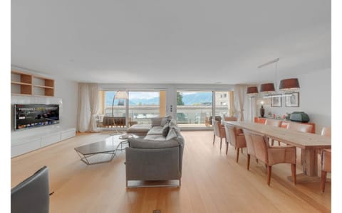 TV and multimedia, Kitchen or kitchenette, Living room, Seating area, Dining area