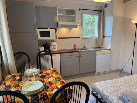 Dining area, kitchen