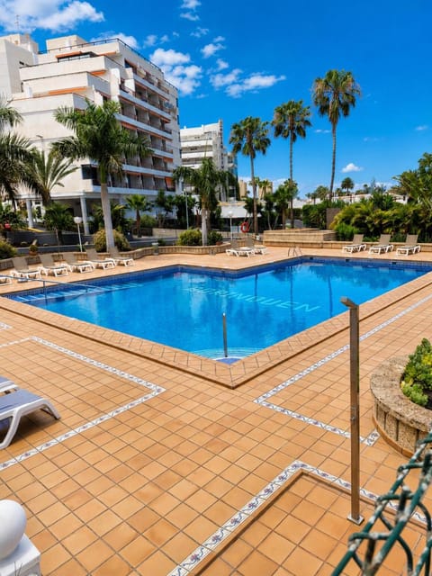 Swimming pool, sunbed