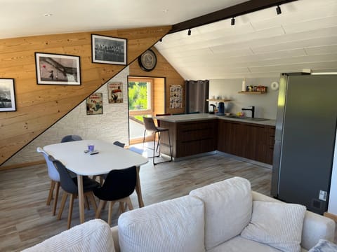Coffee/tea facilities, Kitchen or kitchenette, Seating area, Dining area