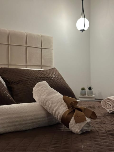 Bed, Photo of the whole room, Bedroom, towels