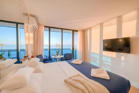 Communal lounge/ TV room, Bed, Natural landscape, TV and multimedia, Photo of the whole room, Evening entertainment, Bedroom, Sea view, towels