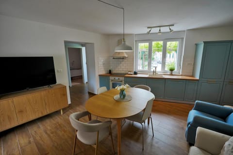 TV and multimedia, Kitchen or kitchenette, Living room, Seating area, Dining area